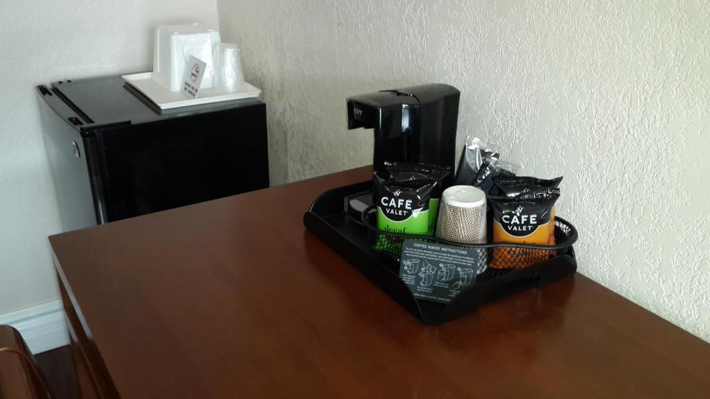 Příslušenství pro přípravu čaje a kávy v ubytování American Regency Inn