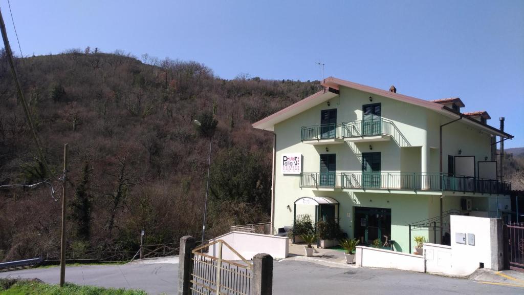 Nespecifikovaný výhled na hory nebo výhled na hory při pohledu z hotelu