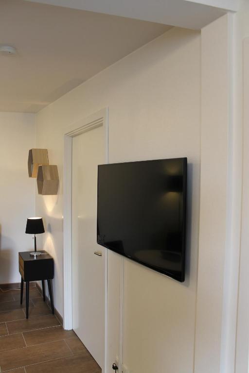 TV a/nebo společenská místnost v ubytování Amalie Bed and Breakfast & Apartments