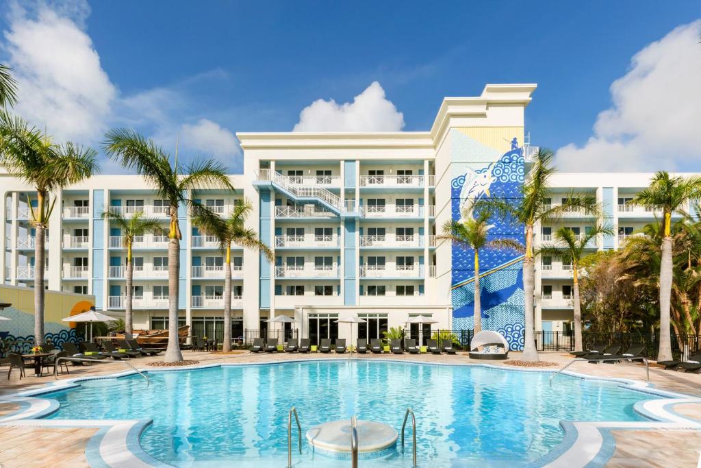 24 North Hotel Key West في كي ويست: فندق فيه مسبح كبير امام مبنى
