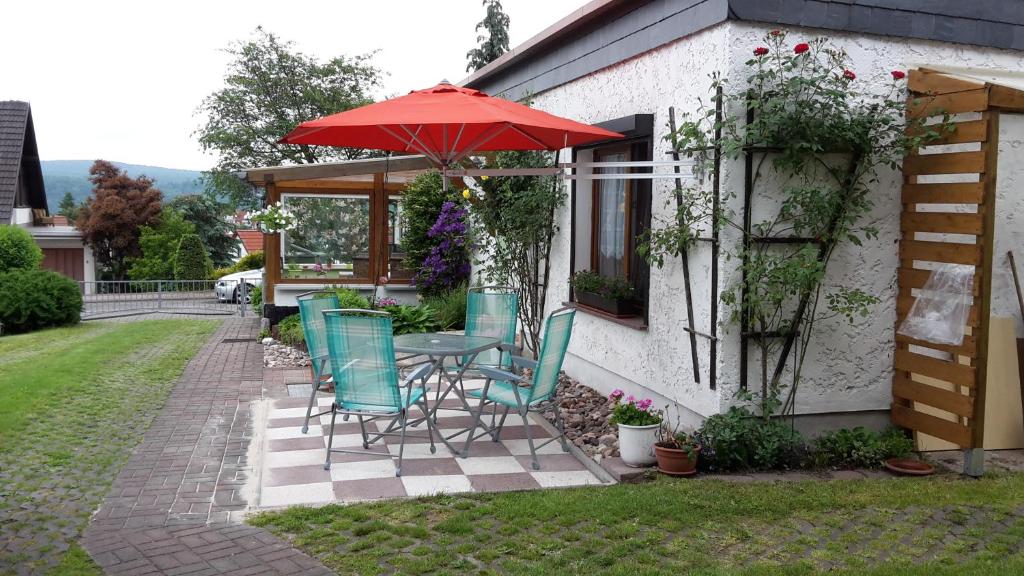patio ze stołem, krzesłami i parasolem w obiekcie Ferienhaus Familie Heise w mieście Bad Salzungen