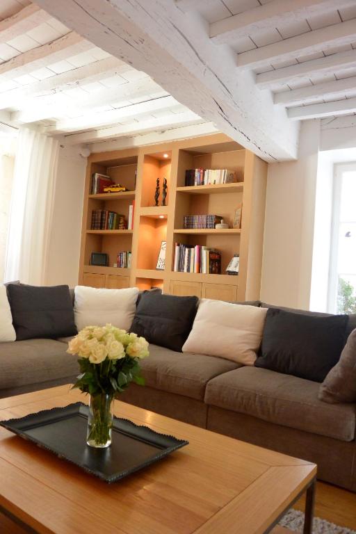 a living room with a couch and a table at Le Clos Millot in Beaune