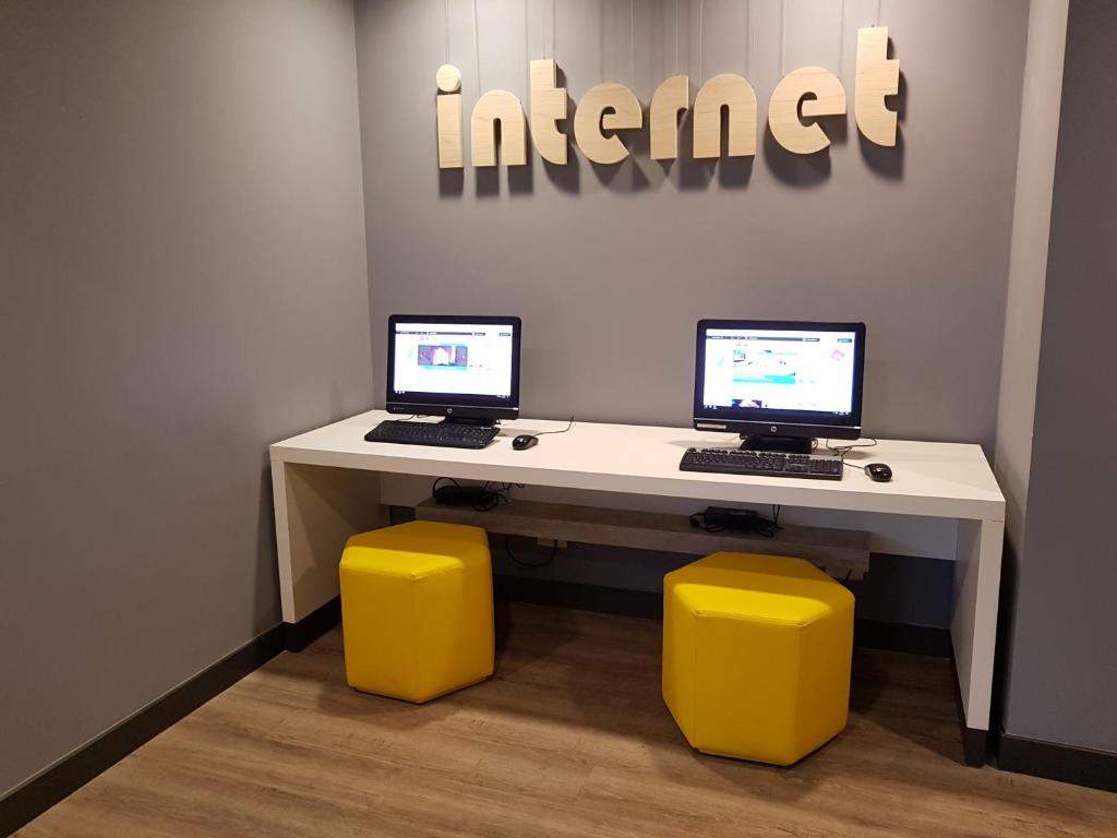Uma TV ou centro de entretenimento em ibis budget Sao Paulo Morumbi