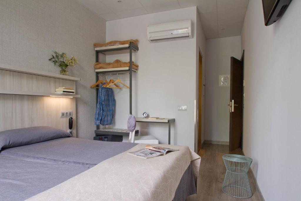 Postel nebo postele na pokoji v ubytování Hostal Benidorm