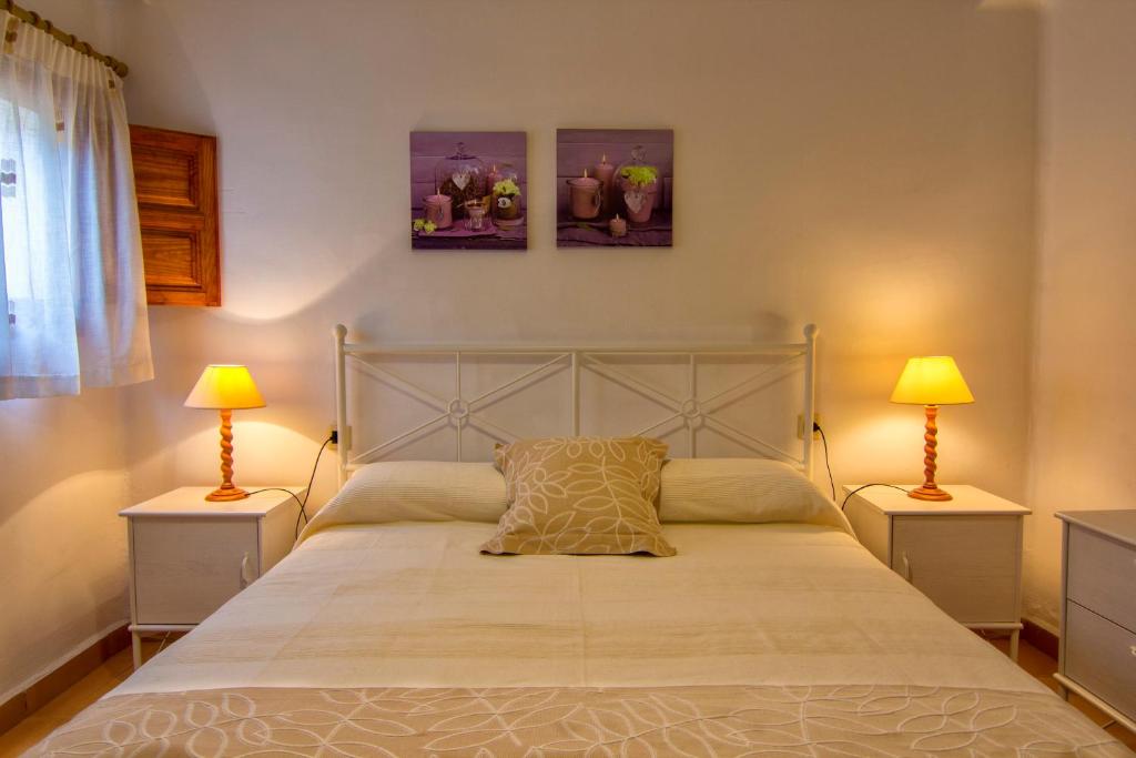 ルビエロス・デ・モラにあるPortal de San Antonioのベッドルーム1室(大型ベッド1台、ランプ2つ付)