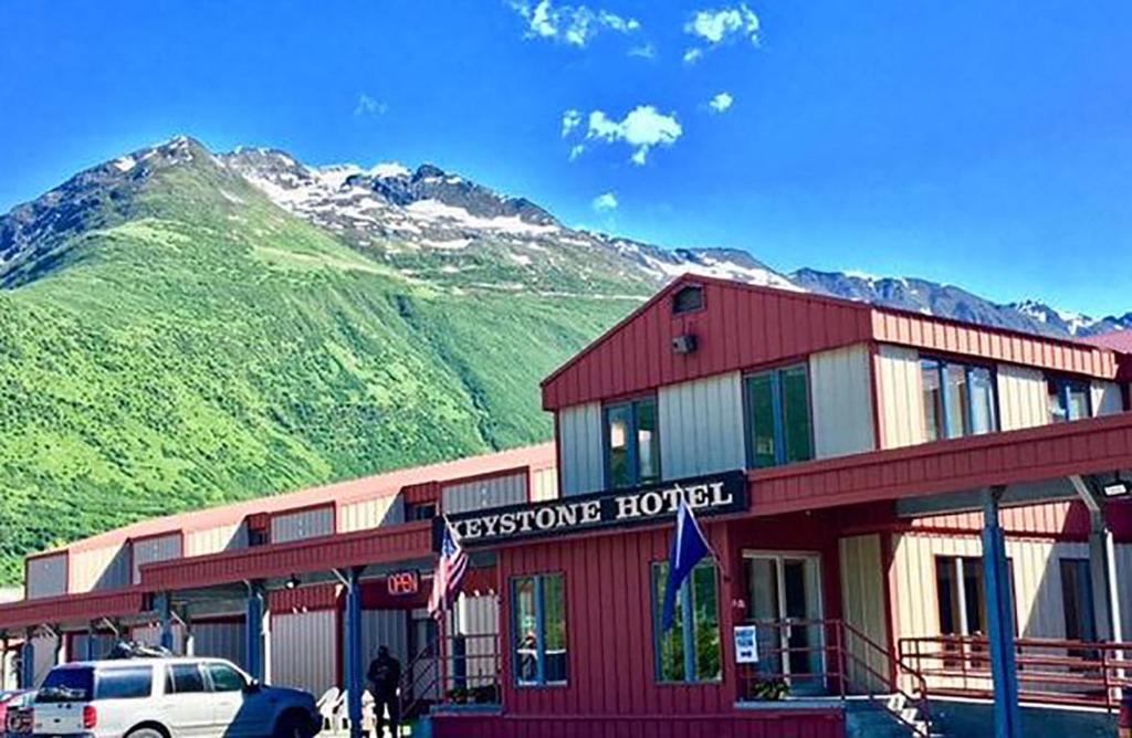 um hotel com uma montanha ao fundo em Keystone Hotel em Valdez