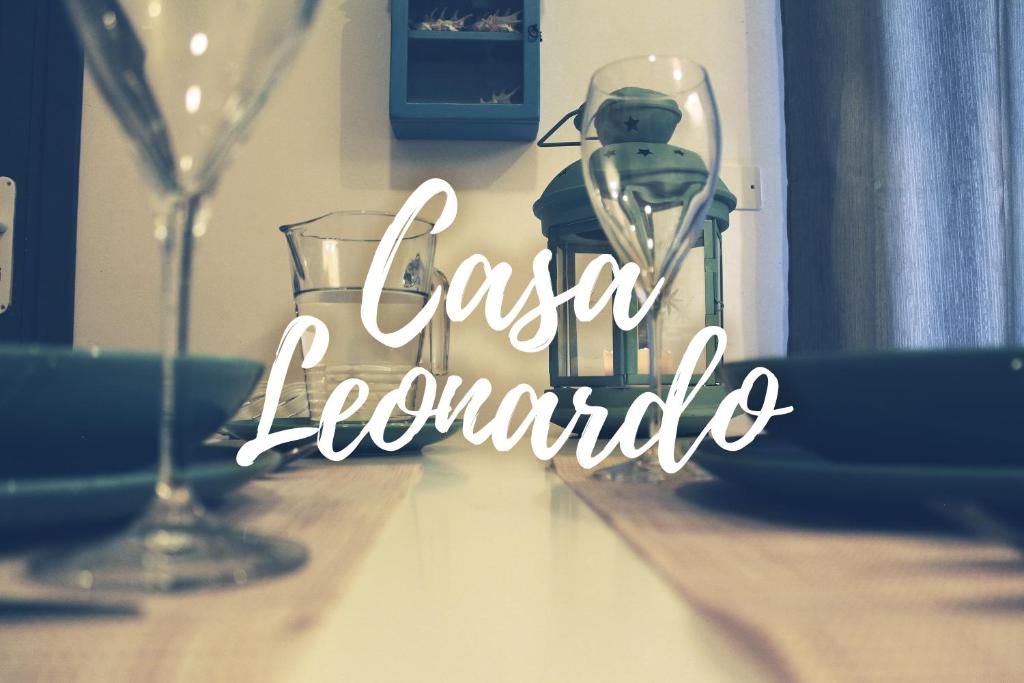 ファヴィニャーナにあるCasa Leonardoのワイングラスを飲みながら、テーブルの上に書かれた