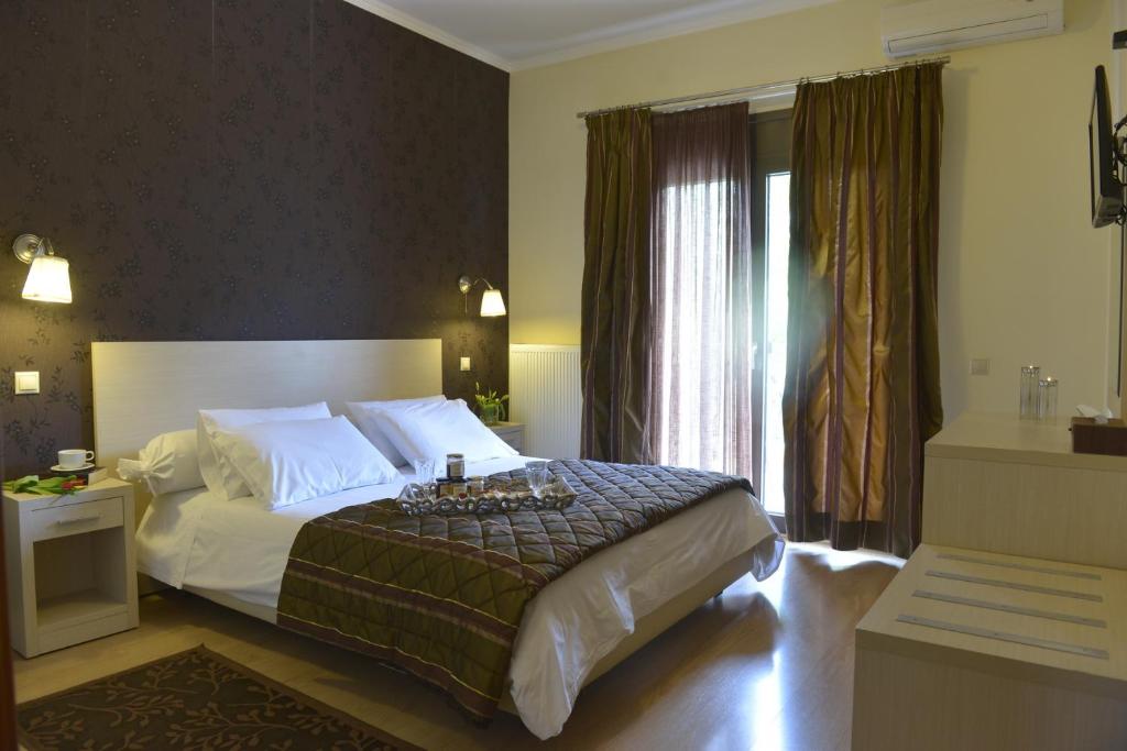 Habitación de hotel con cama y ventana en Fountoukli, en Kastoria