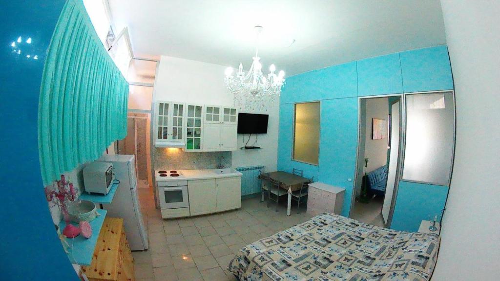 een kleine keuken met een blauwe en witte kamer bij Casa Micol Lerici in Lerici