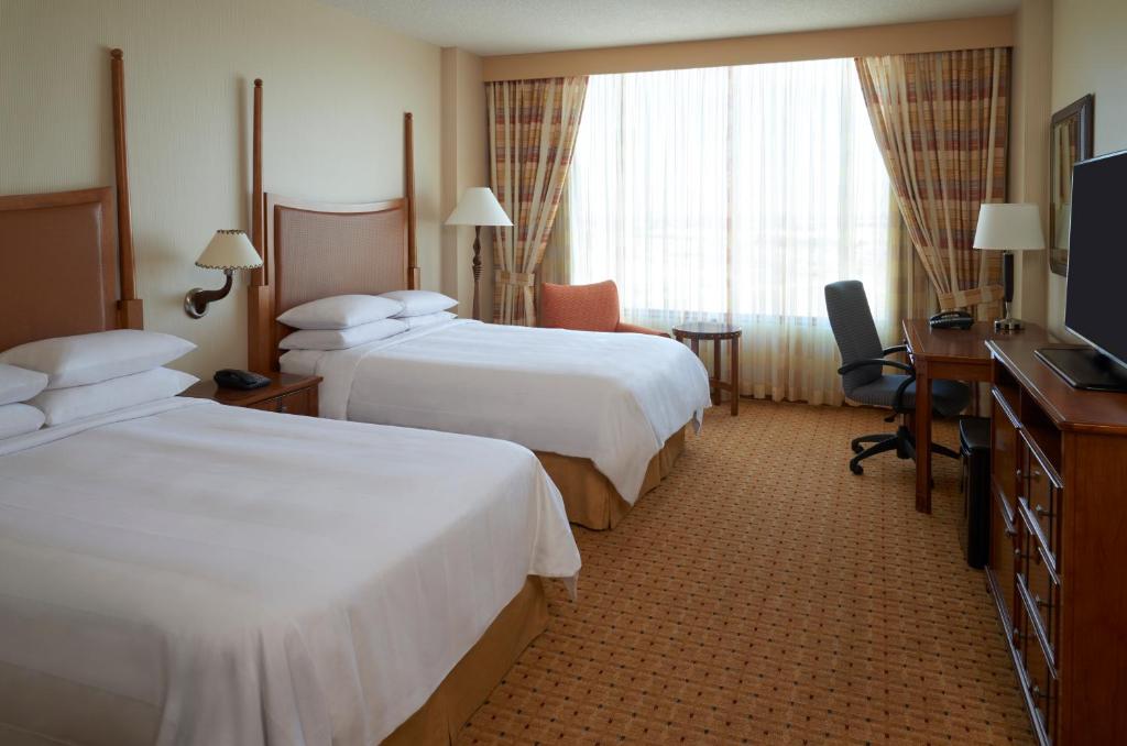 Postel nebo postele na pokoji v ubytování River Cree Resort & Casino