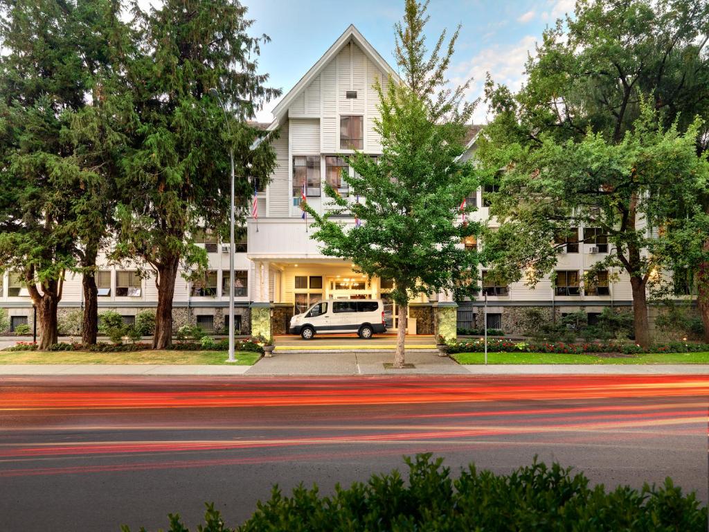 una furgoneta blanca estacionada frente a un edificio en Huntingdon Hotel and Suites, en Victoria