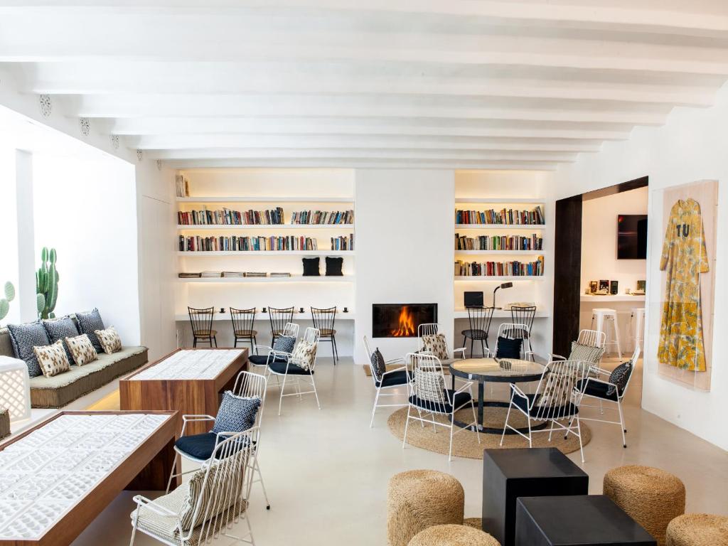 een woonkamer met tafels en stoelen en een open haard bij HM Balanguera in Palma de Mallorca