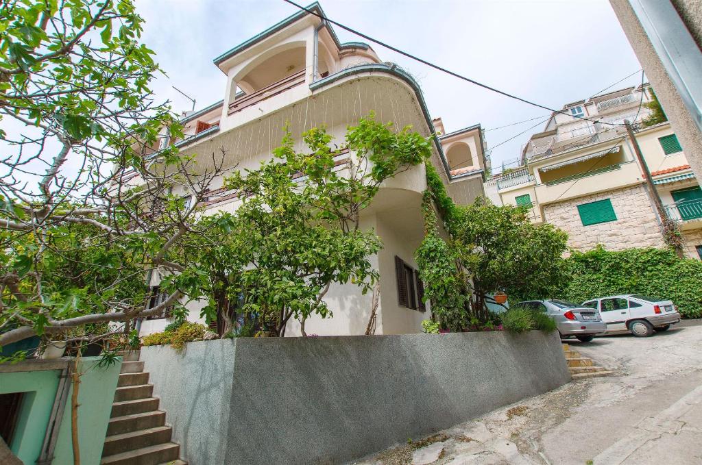 budynek ze schodami i drzewami przed nim w obiekcie Apartment Zvonimir w mieście Sumpetar