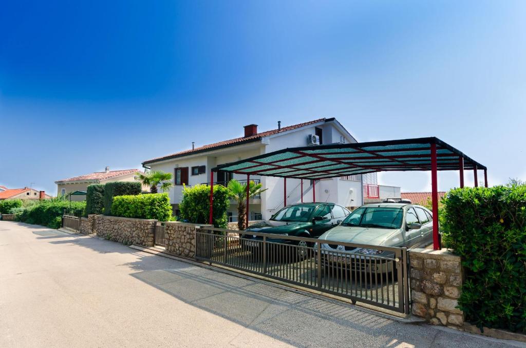Zdjęcie z galerii obiektu Apartments Miha w Krku