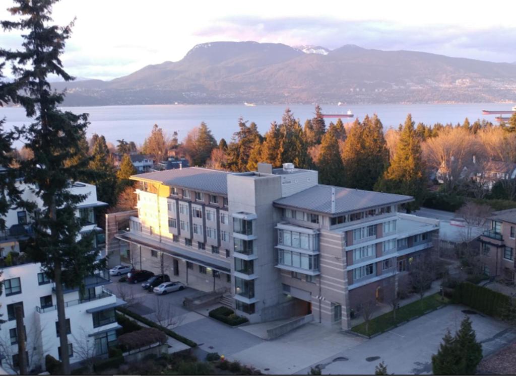 una vista aérea de un edificio frente a un lago en Carey Centre, en Vancouver