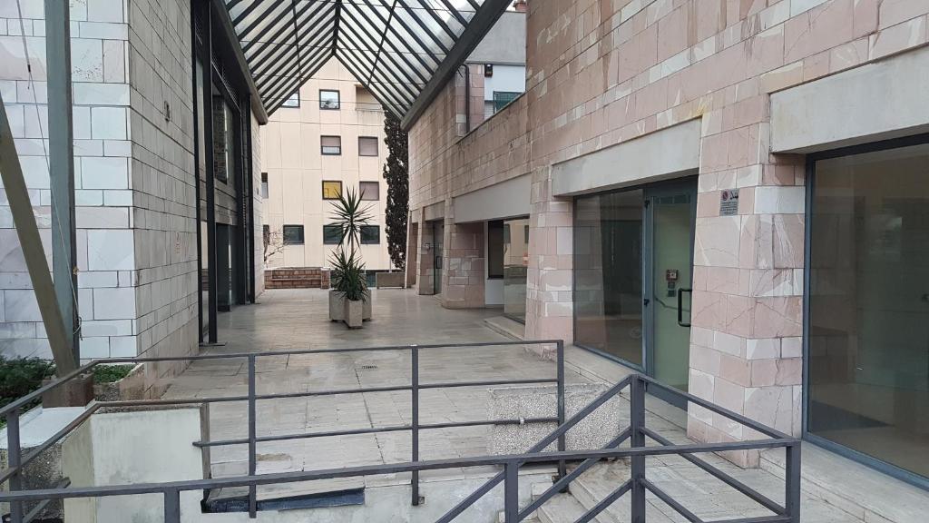 un corridoio di un edificio con una scala interna di Casa Nadia a Perugia