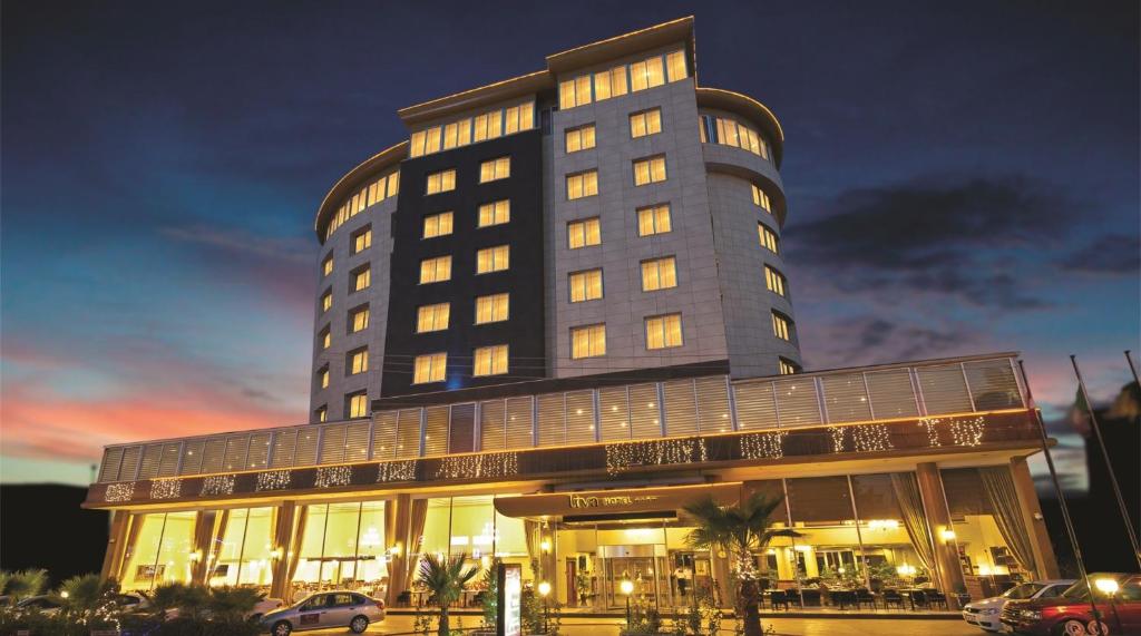 メルスィンにあるYücesoy Liva Hotel Spa & Convention Center Mersinの大きな窓のある大きなホテルです。