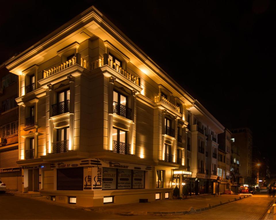 un edificio iluminado por la noche con luces en Primero Hotel en Estambul