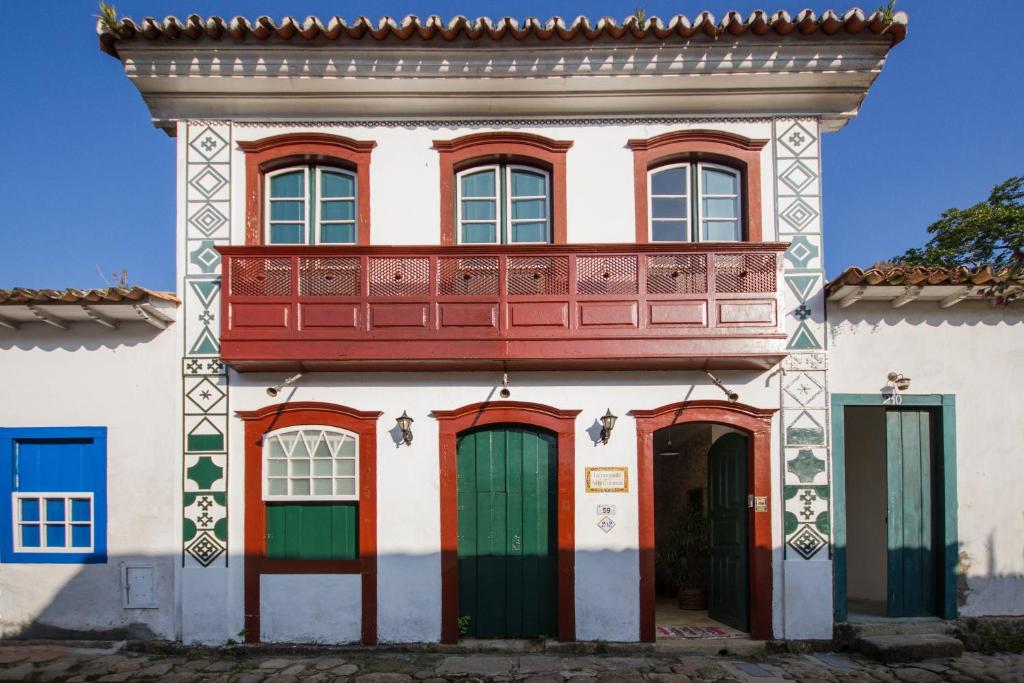 budynek z balkonem na górze w obiekcie Pousada Arte Colonial - Casarão Histórico do Séc XVIII w mieście Paraty