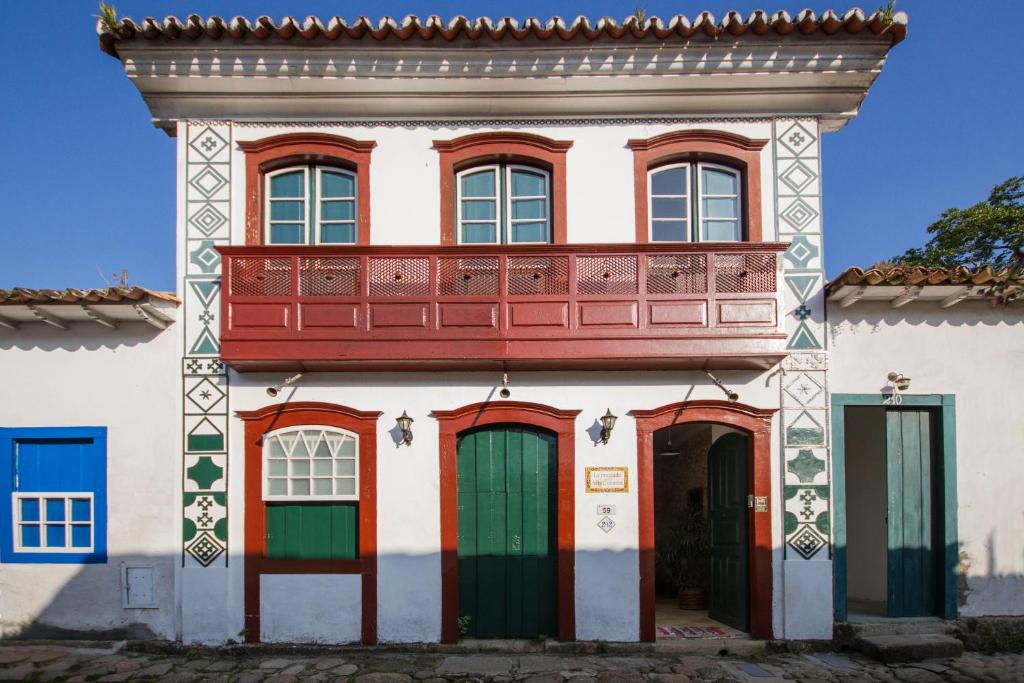 um edifício com uma varanda em cima em Pousada Arte Colonial - Casarão Histórico do Séc XVIII em Paraty