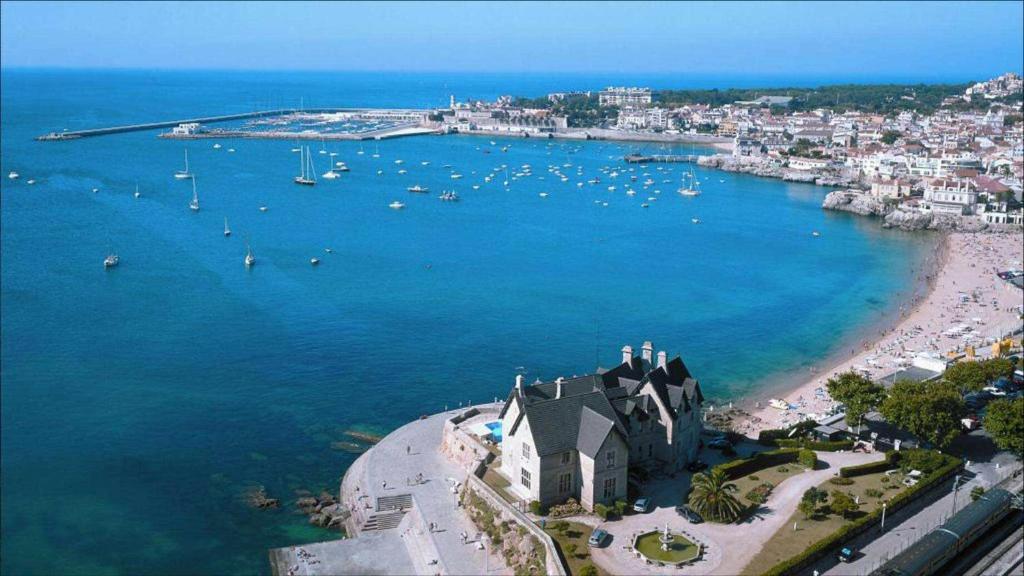 uma vista aérea de uma praia com uma igreja e barcos em Hope House Estoril em Estoril