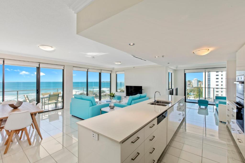 cocina y sala de estar con vistas al océano en Beach on Sixth, en Maroochydore