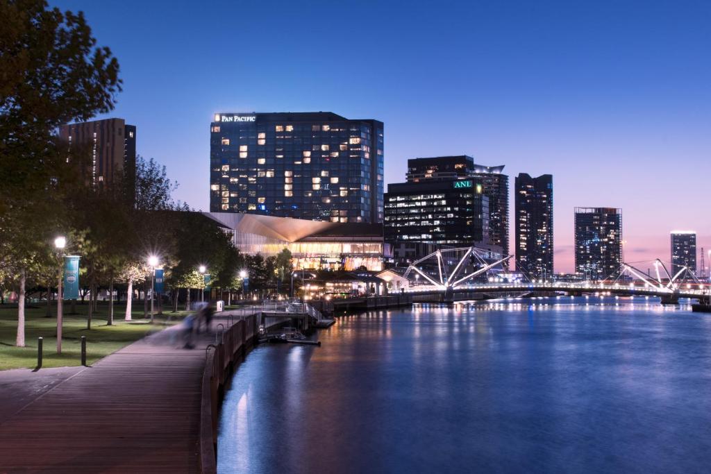 un perfil urbano con un puente sobre un río por la noche en Pan Pacific Melbourne en Melbourne