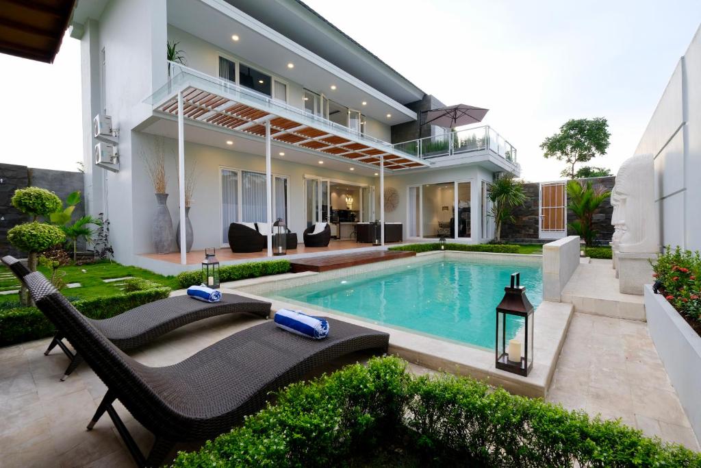 une image d'une maison avec une piscine dans l'établissement Villa Arusha Jogja, à Sleman
