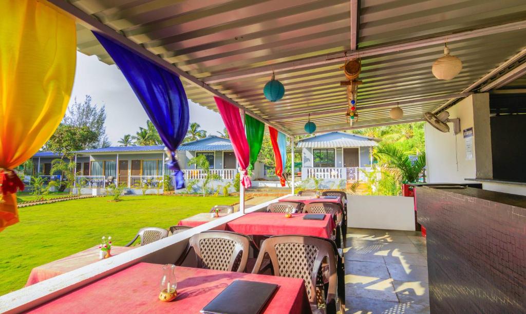Restaurace v ubytování Treebo Lands End Beach Resort Morjim