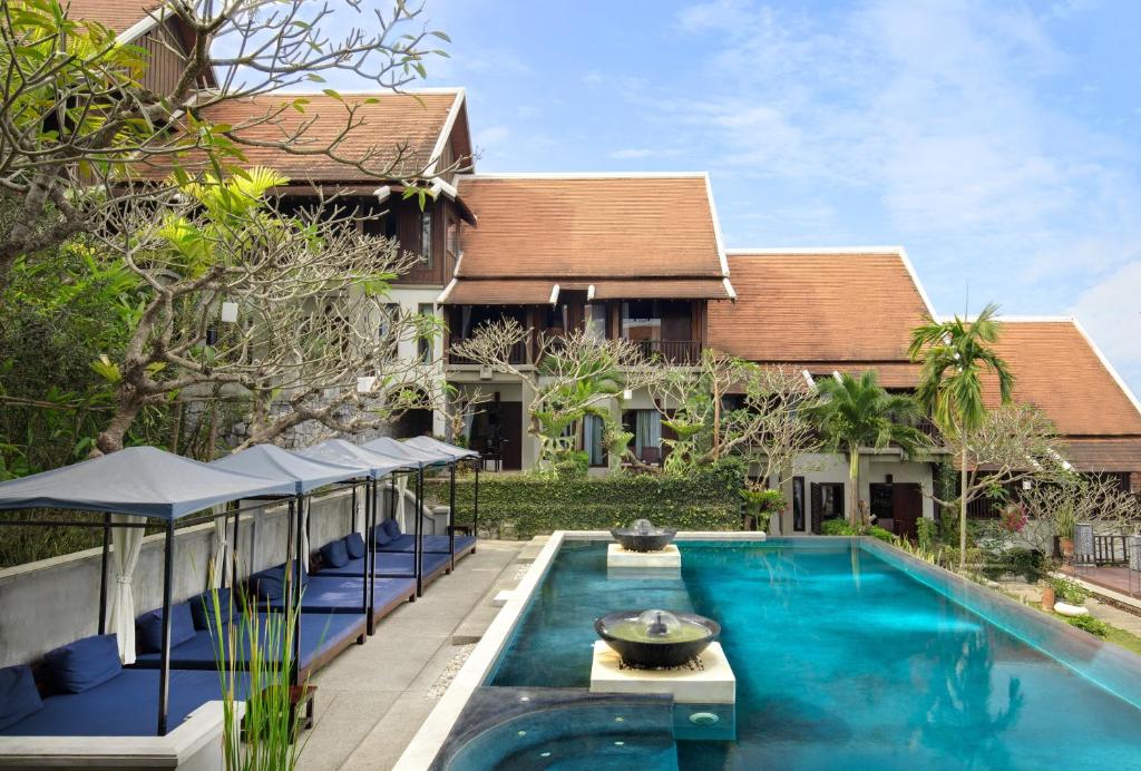 - une piscine en face d'une villa dans l'établissement Kiridara Luang Prabang, à Luang Prabang
