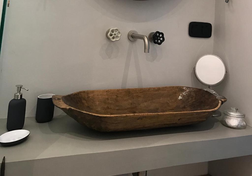 a bathroom with a wooden bath tub on a counter at Spitaki Serifos Studio in Rámos