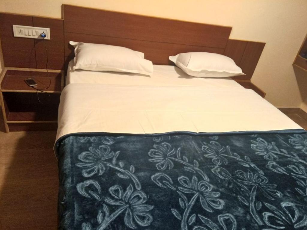 Postel nebo postele na pokoji v ubytování Nook Residency