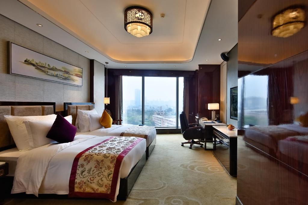 Postel nebo postele na pokoji v ubytování Chengdu CYNN Hotel