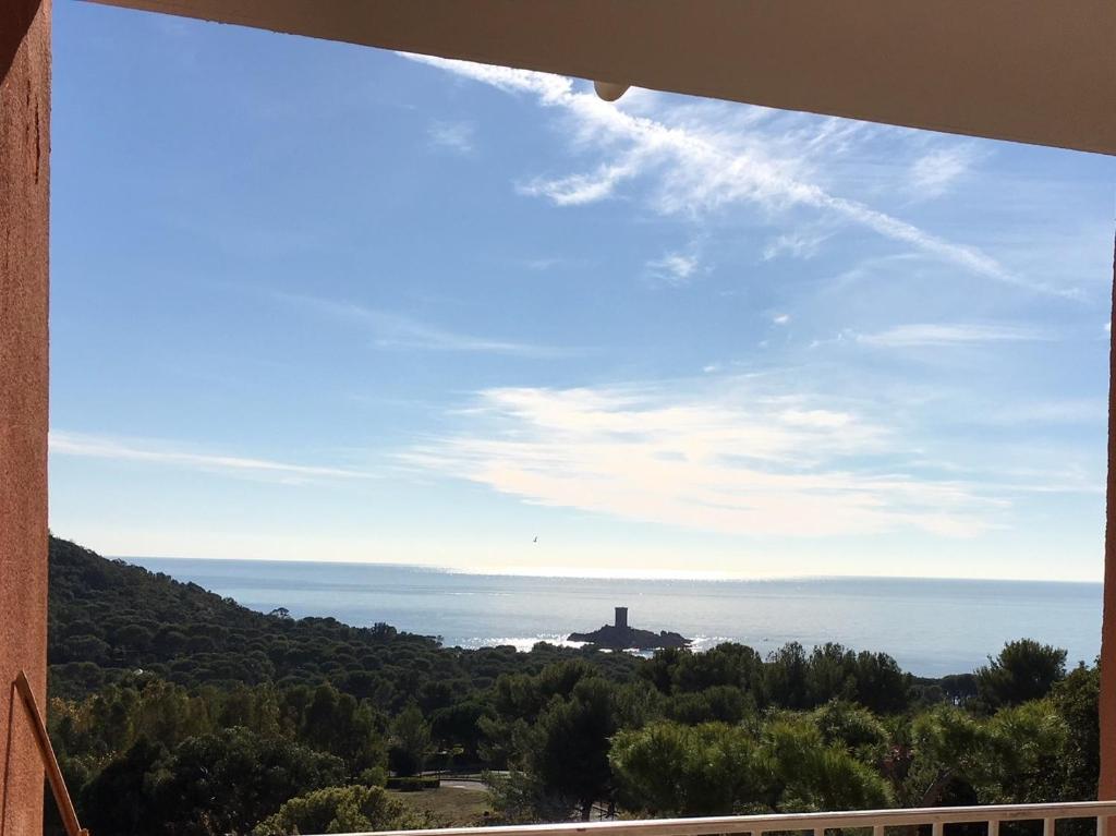 サン・ラファエルにあるCap Esterel Le Hameauの窓から海の景色を望めます。