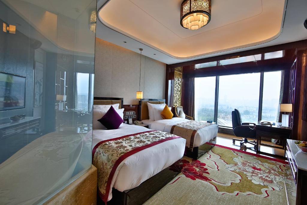 Postel nebo postele na pokoji v ubytování Chengdu CYNN Hotel