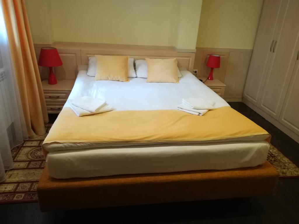 Postel nebo postele na pokoji v ubytování Jasmine Hotel