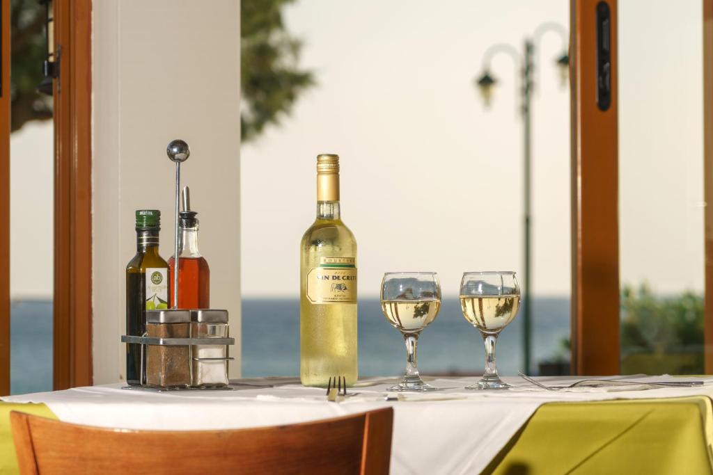 Nápoje v ubytovaní Alianthos Beach Hotel