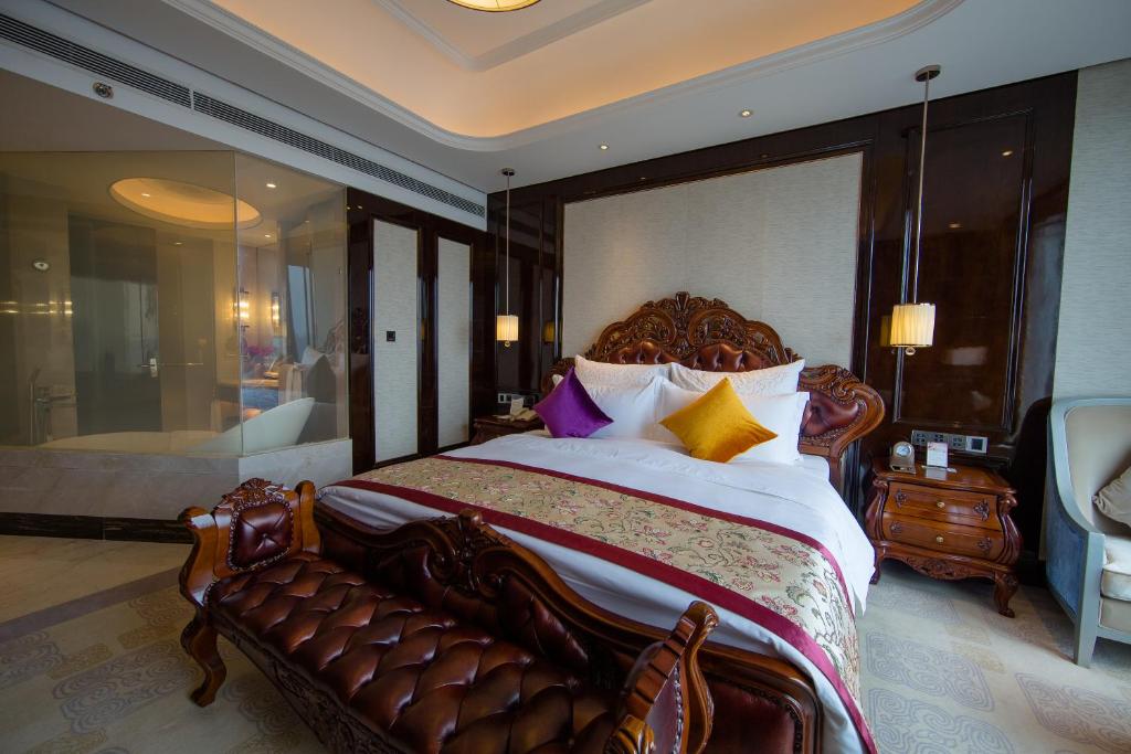 Postel nebo postele na pokoji v ubytování Chengdu CYNN Hotel