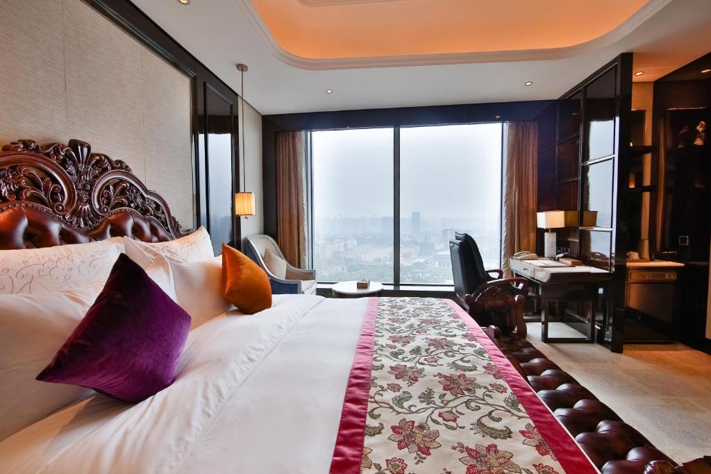 Postel nebo postele na pokoji v ubytování Chengdu CYNN Hotel