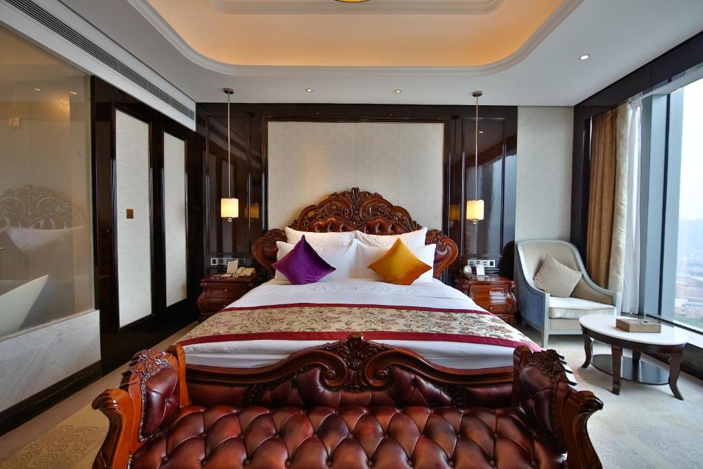 Postel nebo postele na pokoji v ubytování Chengdu CYNN Hotel