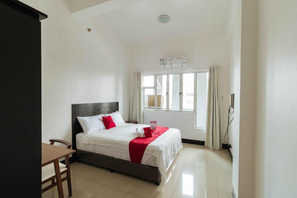 Postel nebo postele na pokoji v ubytování RedDoorz Plus at Banawe Quezon City