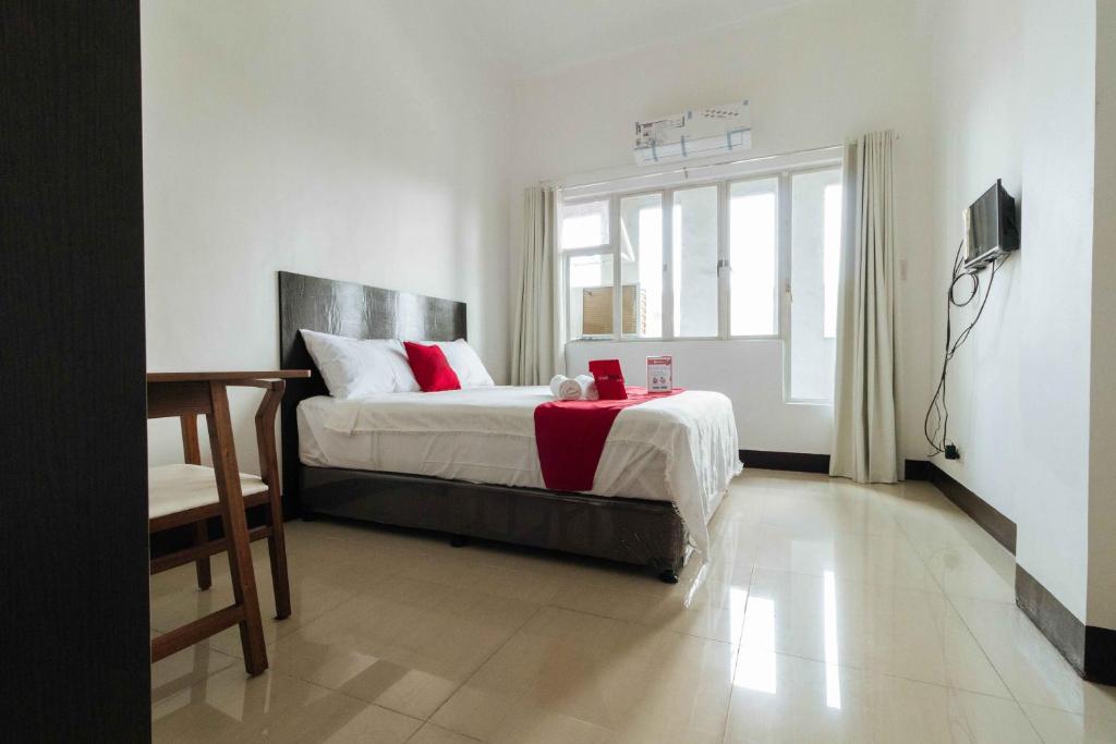 Postel nebo postele na pokoji v ubytování RedDoorz Plus at Banawe Quezon City