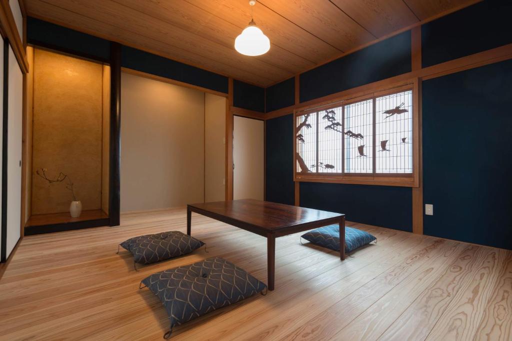 日田市にある水処稀荘の木製テーブルと窓が備わる客室です。
