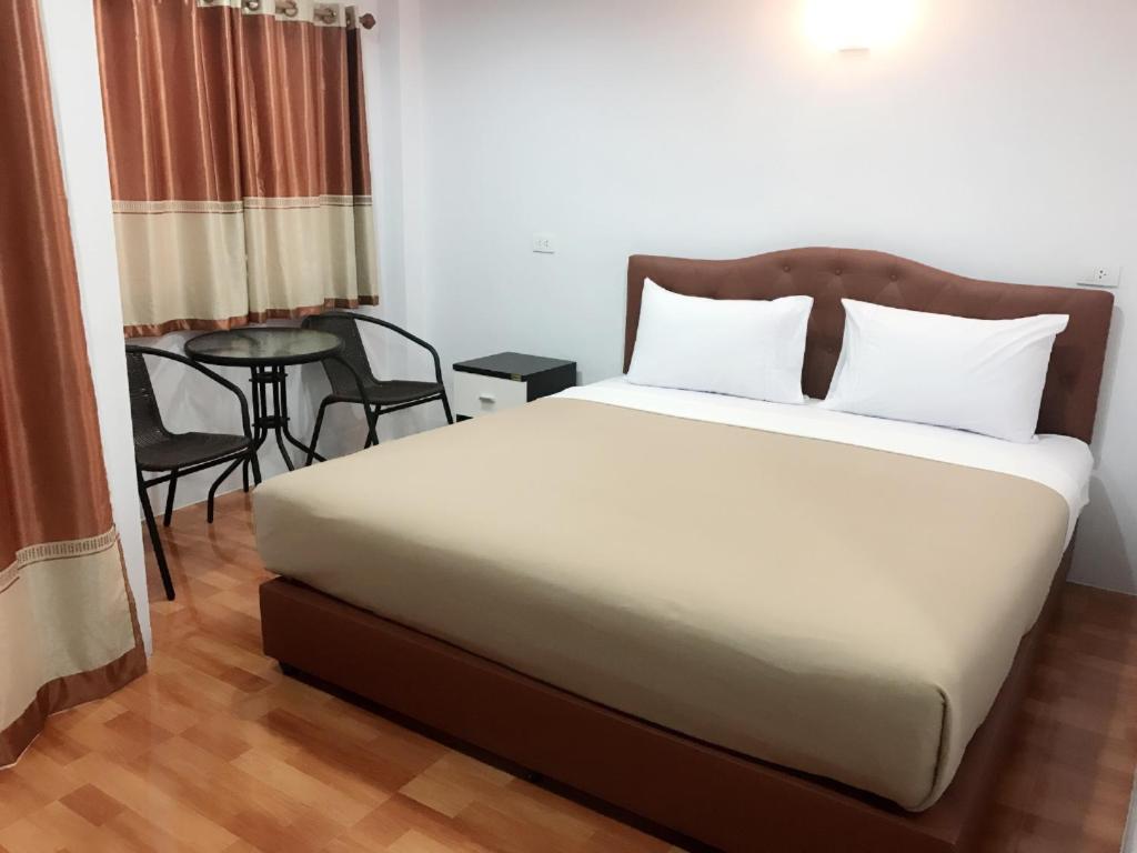 Postel nebo postele na pokoji v ubytování Boodsarin Hotel