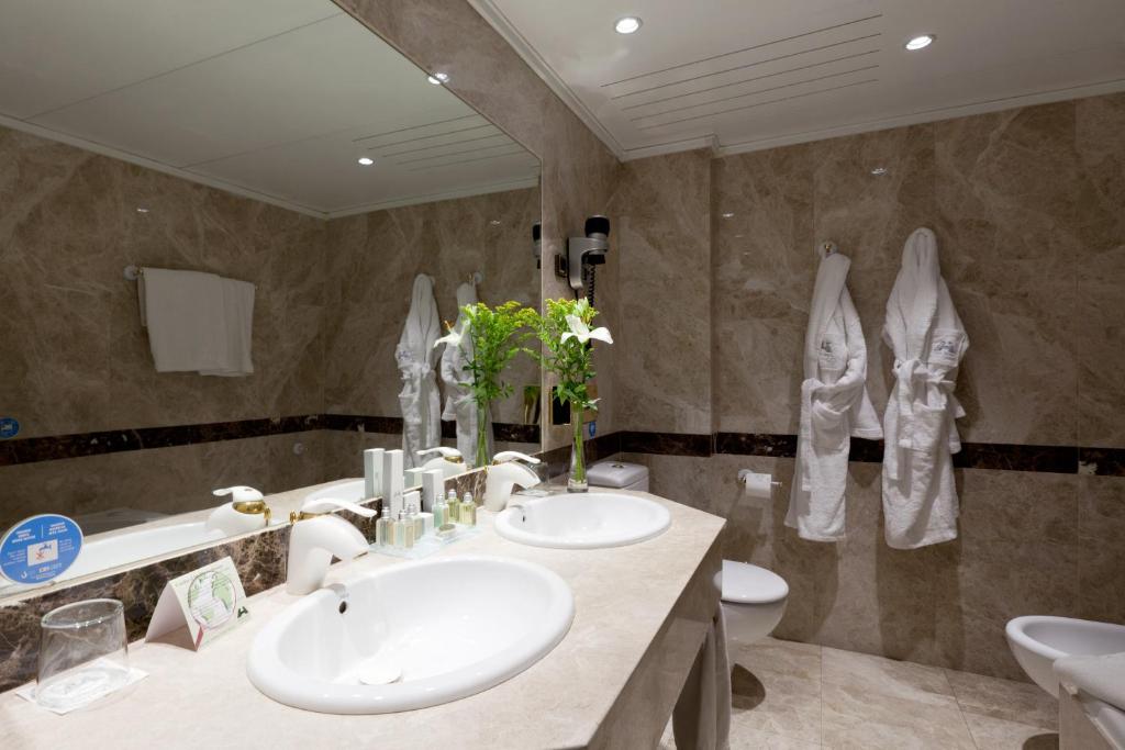 uma casa de banho com 2 lavatórios e 2 WC em Hotel Praga em Madrid
