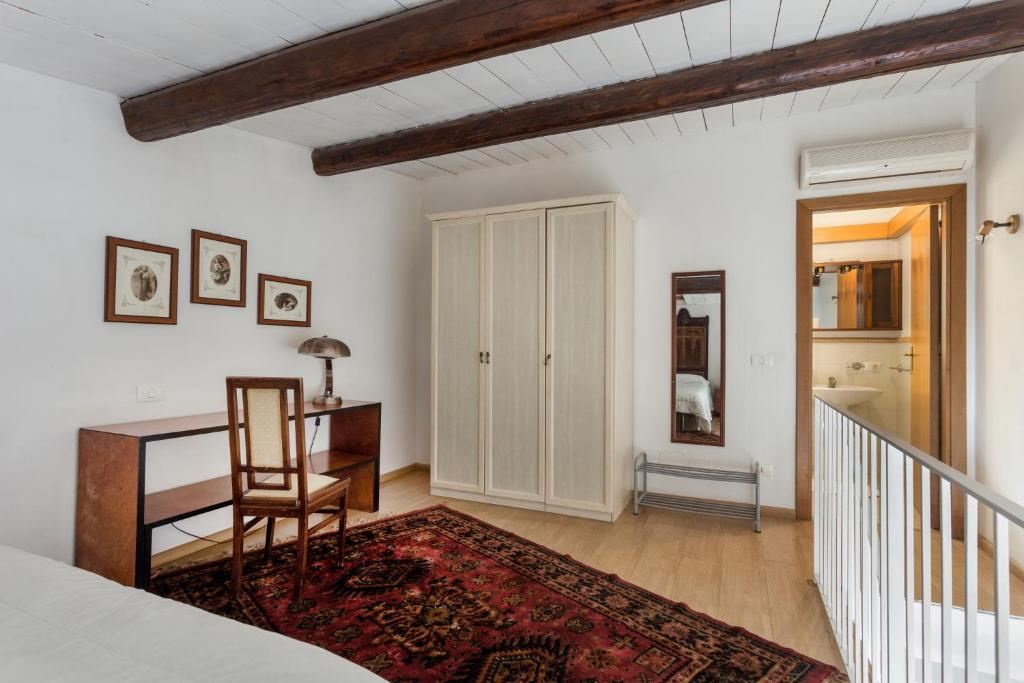 sypialnia z łóżkiem, biurkiem i krzesłem w obiekcie Alcalà Living Apartments w Katanii