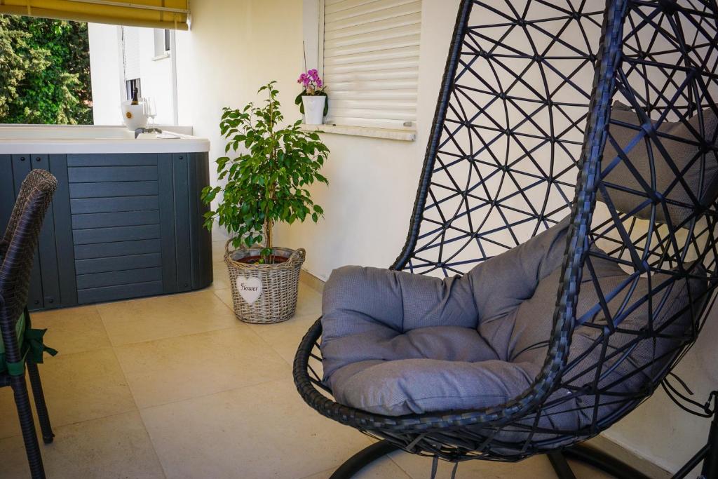 Posezení v ubytování Apartment Paula with Private Jacuzzi and Parking- near the Beach