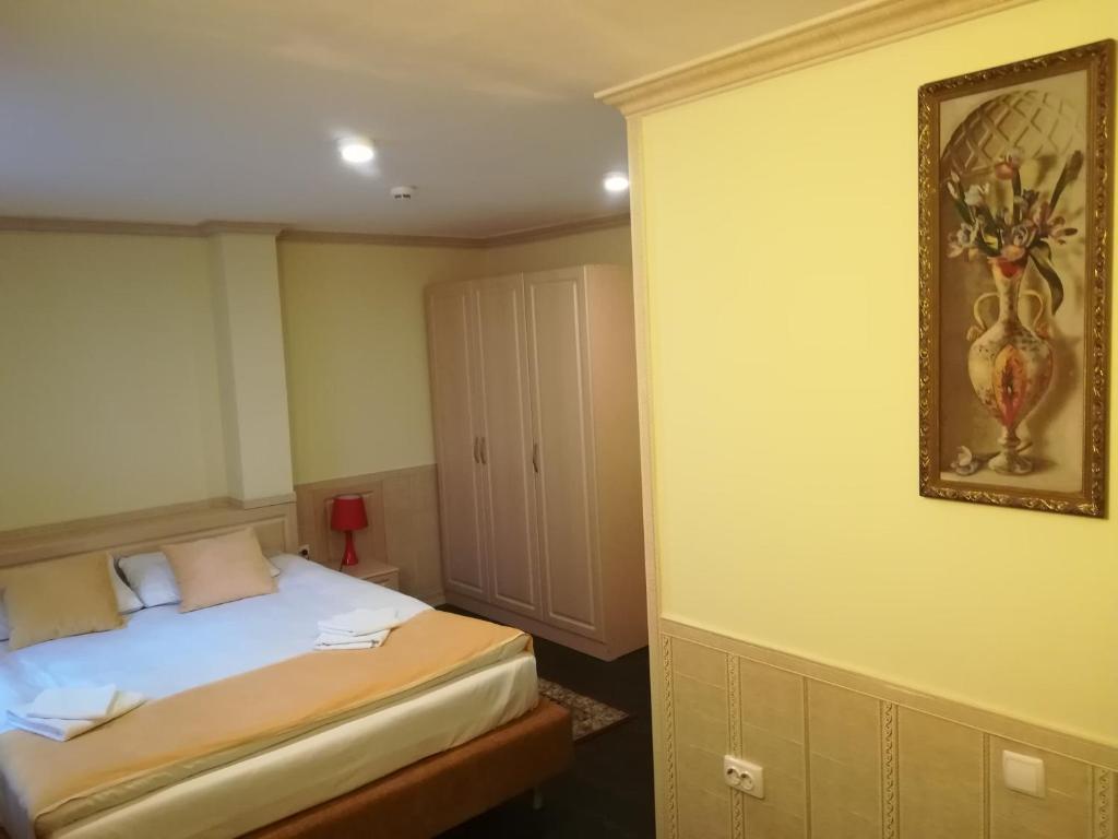 Postel nebo postele na pokoji v ubytování Jasmine Hotel