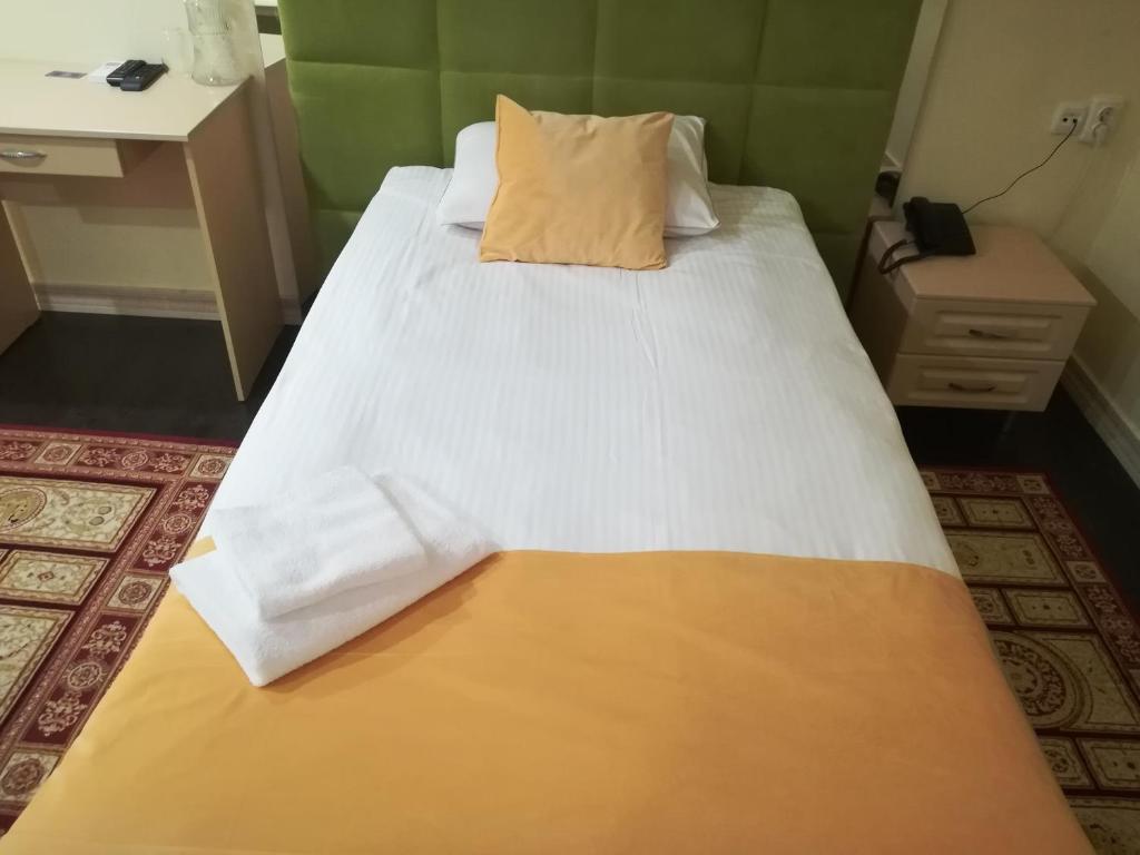 Postel nebo postele na pokoji v ubytování Jasmine Hotel