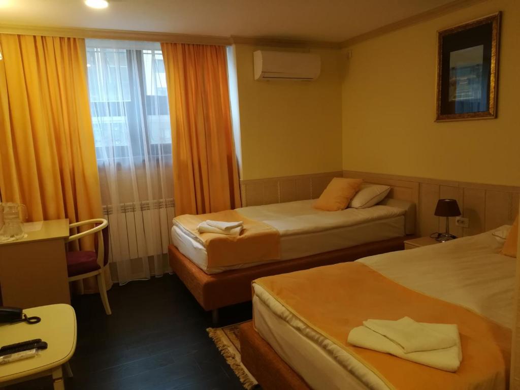 Postel nebo postele na pokoji v ubytování Jasmine Hotel